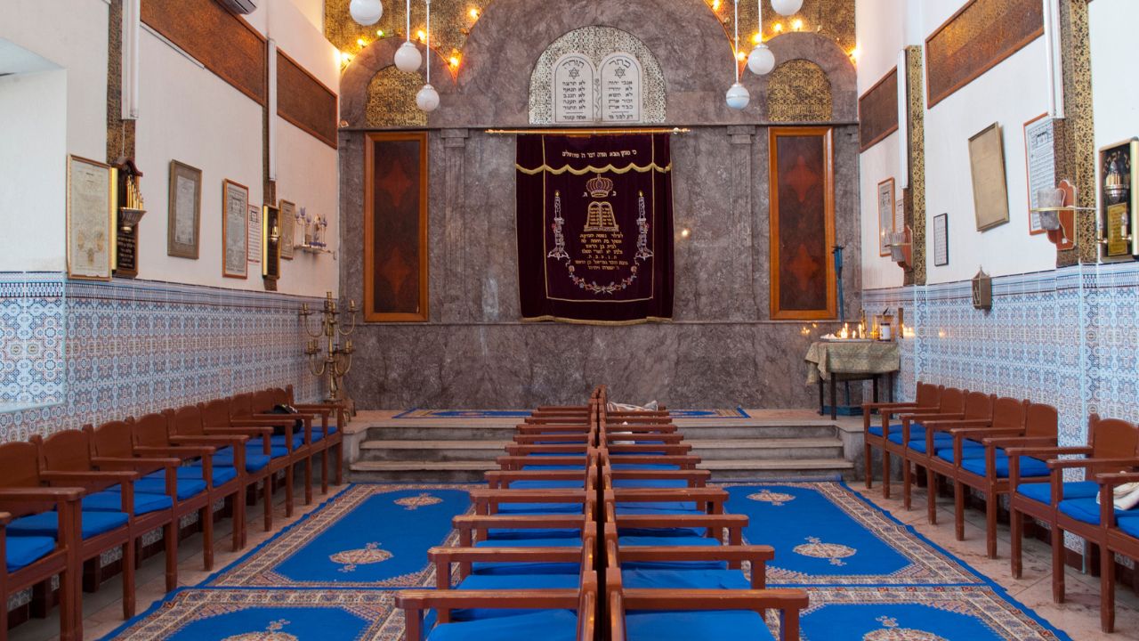 PRAYING WITH A MINYAN OR NOT