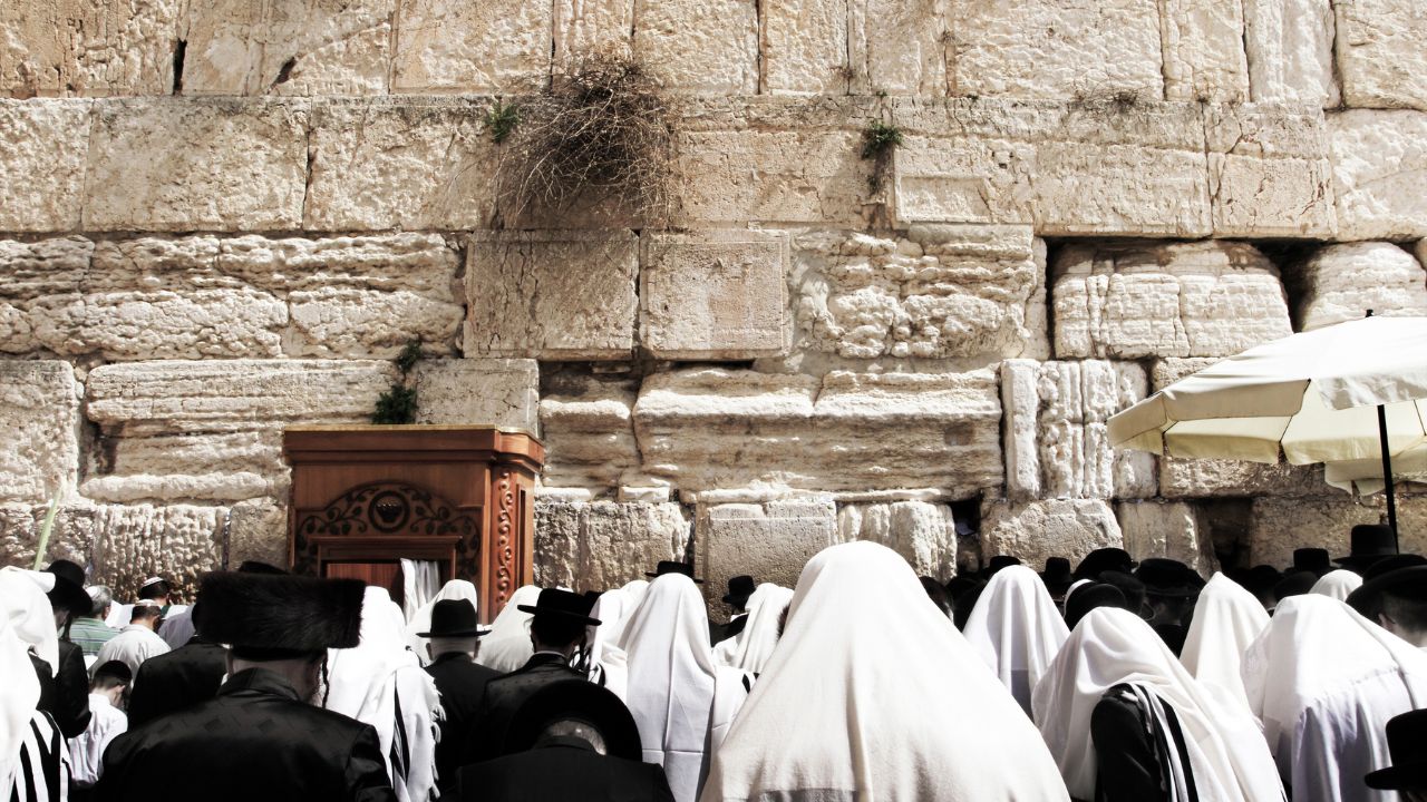 WHY NOAHIDES DO NOT PRAY IN A MINYAN