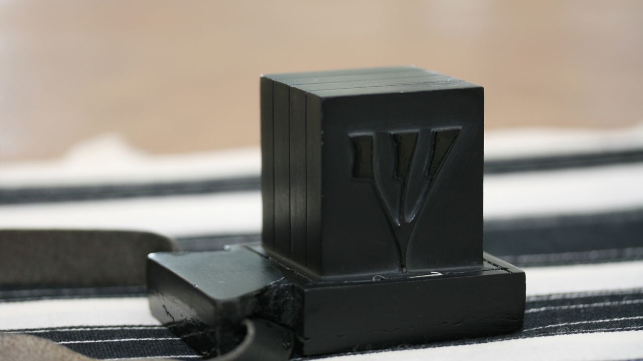 TEFILLIN – WHAT’S IN THE BOX