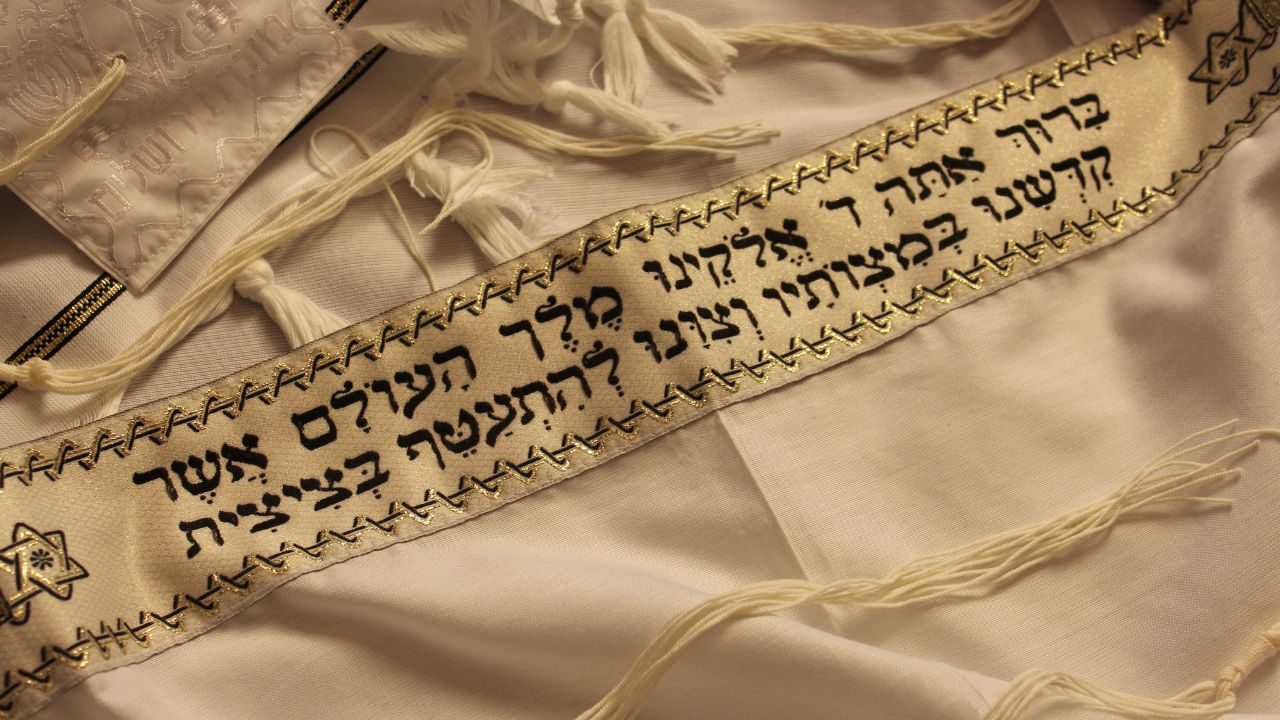 CAN A NON-JEW WEAR A TALLIT